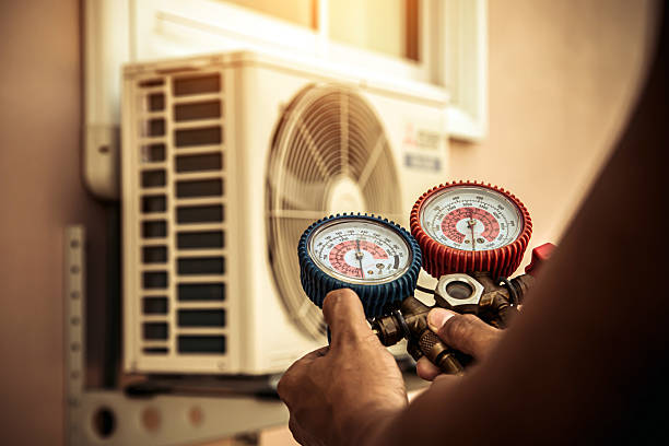 Professional Hvac technician working in Shalimar, FL